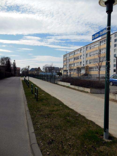 Blick in die Dr.-Bär-Straße in Richtung Friedhofstraße. Rechts der Neubau ist das Christa-und-Peter-Scherpf Gymnasiums. (Foto: Jürgen Theil, 2013)