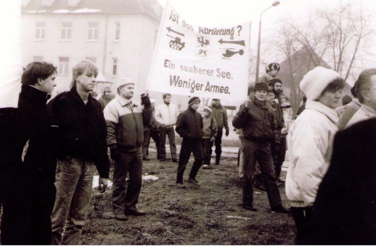 Protestkundgebung am 03.12.1989 am Röpersdorfer Weg (Foto: Hans-Jürgen Schulz, Röpersdorf; aus: Jürgen Theil, Walther Matznick: Wende-Zeiten, Prenzlau 1989–1993. Erfurt 2009, S. 17)