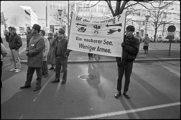 Demonstration in Berlin vor der sowjetischen Botschaft am 10.2.1990. (Bild: Jürgen Jabs, Berlin)