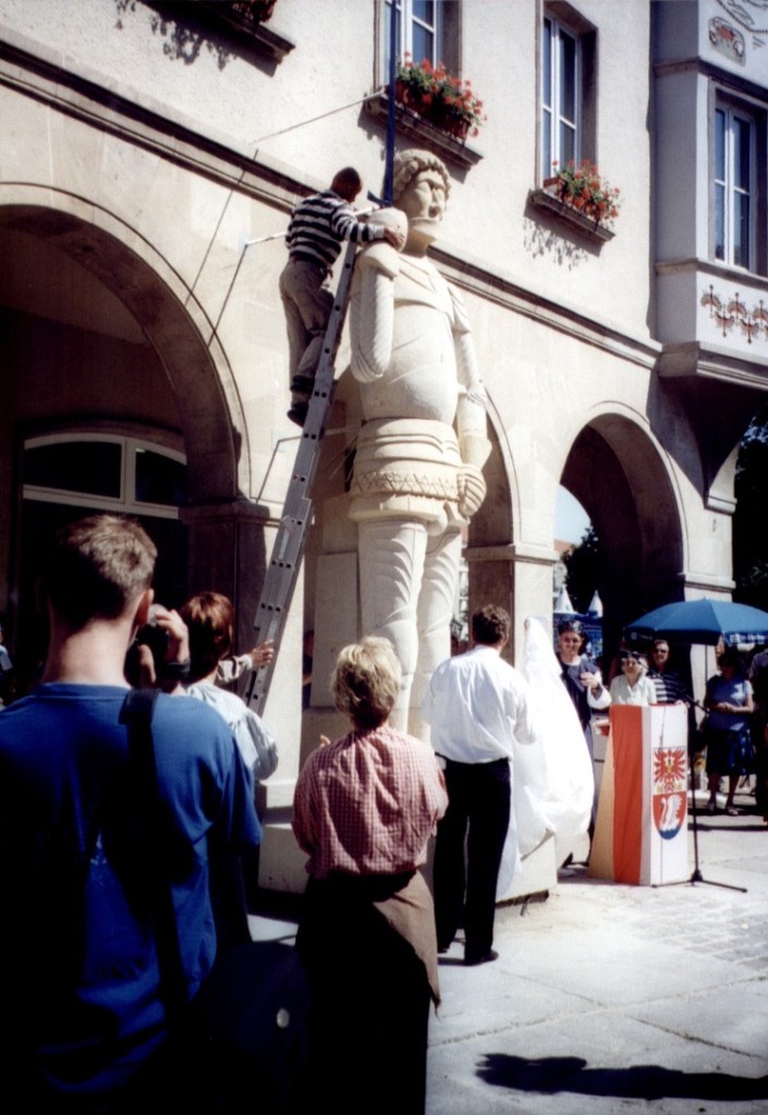 Enthüllung der neuen Roland-Statue von Toralf Jäckel am 10.06.2000 vor dem Hotel Uckermark. (Bild: Archiv UGVP)