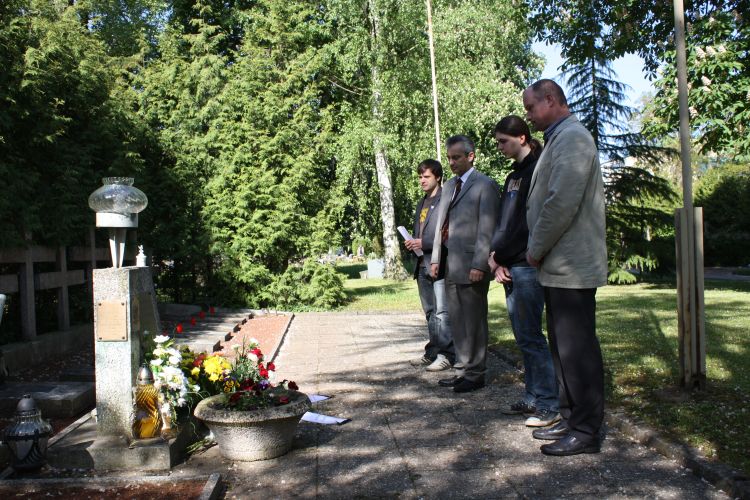 Gedenken: Bürgermeister Hans-Peter Moser (2. v. l) gemeinsam mit Schülern und Projektleiter Jörg Dittberner (r) während einer Gedenkveranstaltung anlässlich des 8. Mai 2009