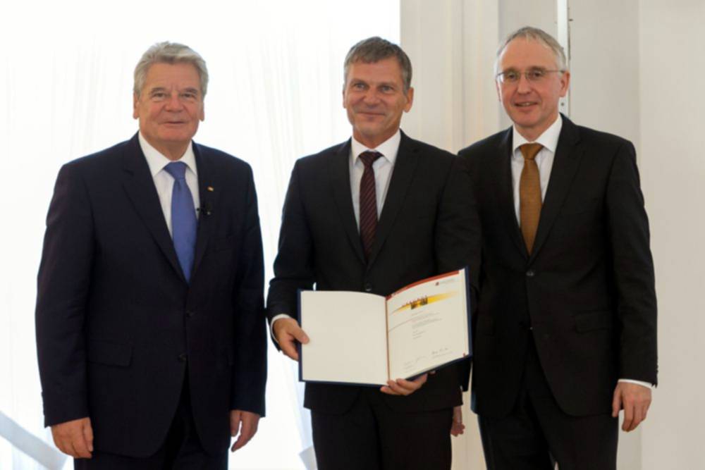 Bundespräsident Joachim Gauck, Jürgen Theil und Dr. Lothar Dittmer Stellvertretender Vorsitzenden des Kuratoriums des Geschichtswettbewerbs (Foto: Wolfgang Kumm)