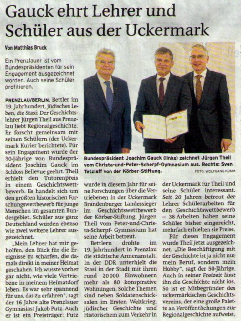 Prenzlauer Zeitung vom 14.11.2013 Bei dem Herrn rechts handelt es sich um Dr. Lothar Dittmer, Stellvertretender Vorsitzenden des Kuratoriums des Geschichtswettbewerbs (Bildunterschrift ist falsch)