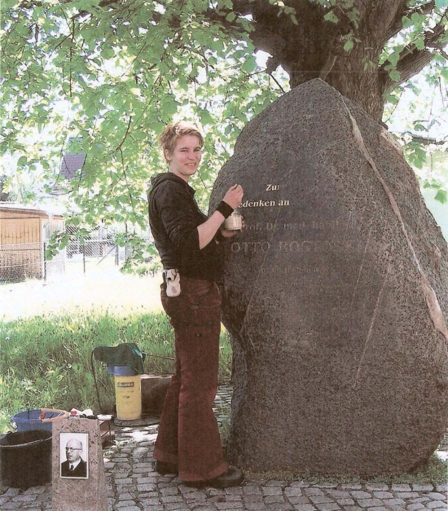 Hendrikje Ring bei der Restaurierung des Gedenksteins für Prof. Otto Rostoski in Wendemark (Bild: Bärbel Würfel)