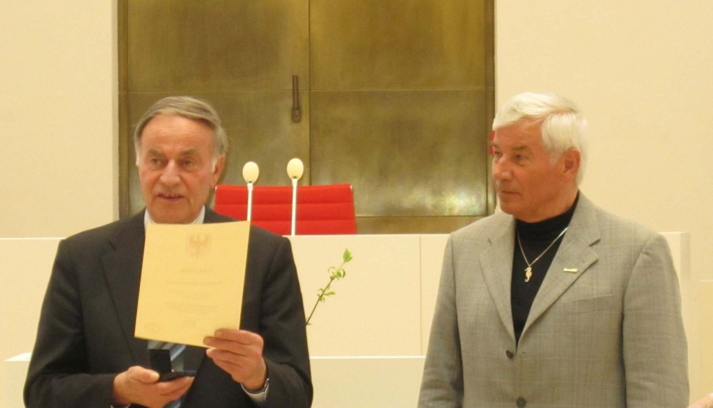 Gunter Fritsch, Präsident des Landtages Brandenburg, und Hans-Jürgen Schulz (rechts) bei der Verleihung der Medaille