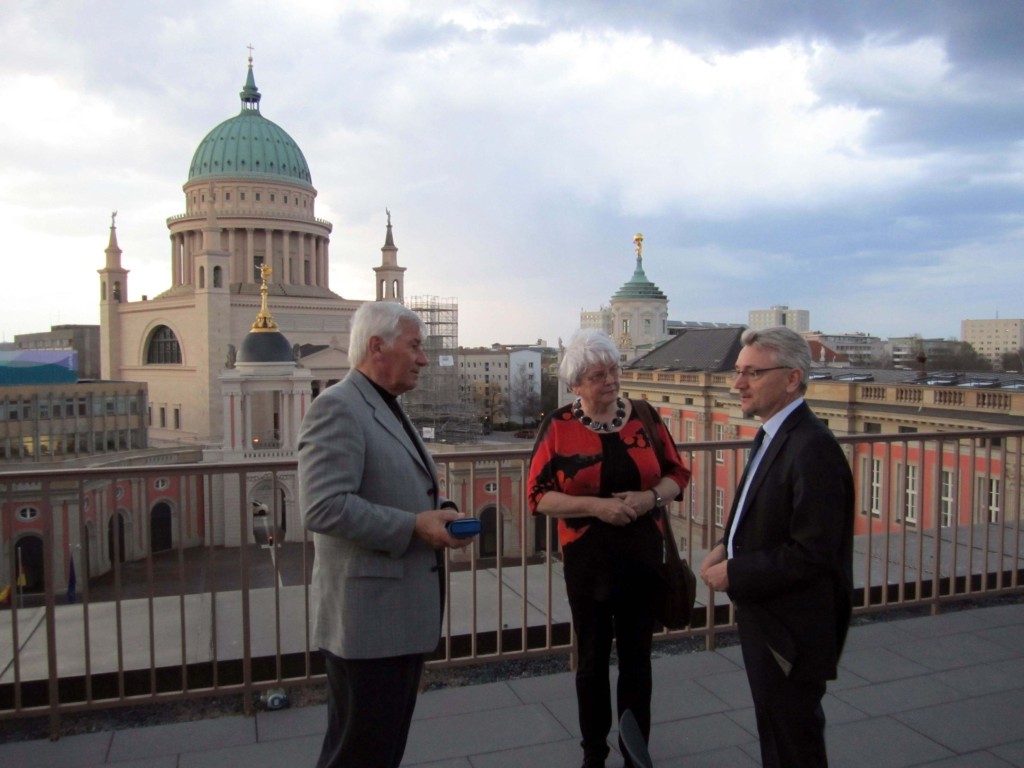 Mike Bischoff (rechts), parlamentarischer Geschäftsführer der SPD-Fraktion, mit Hans-Jürgen Schulz und Ehefrau Hildegard auf der Dachterrasse des Landtags