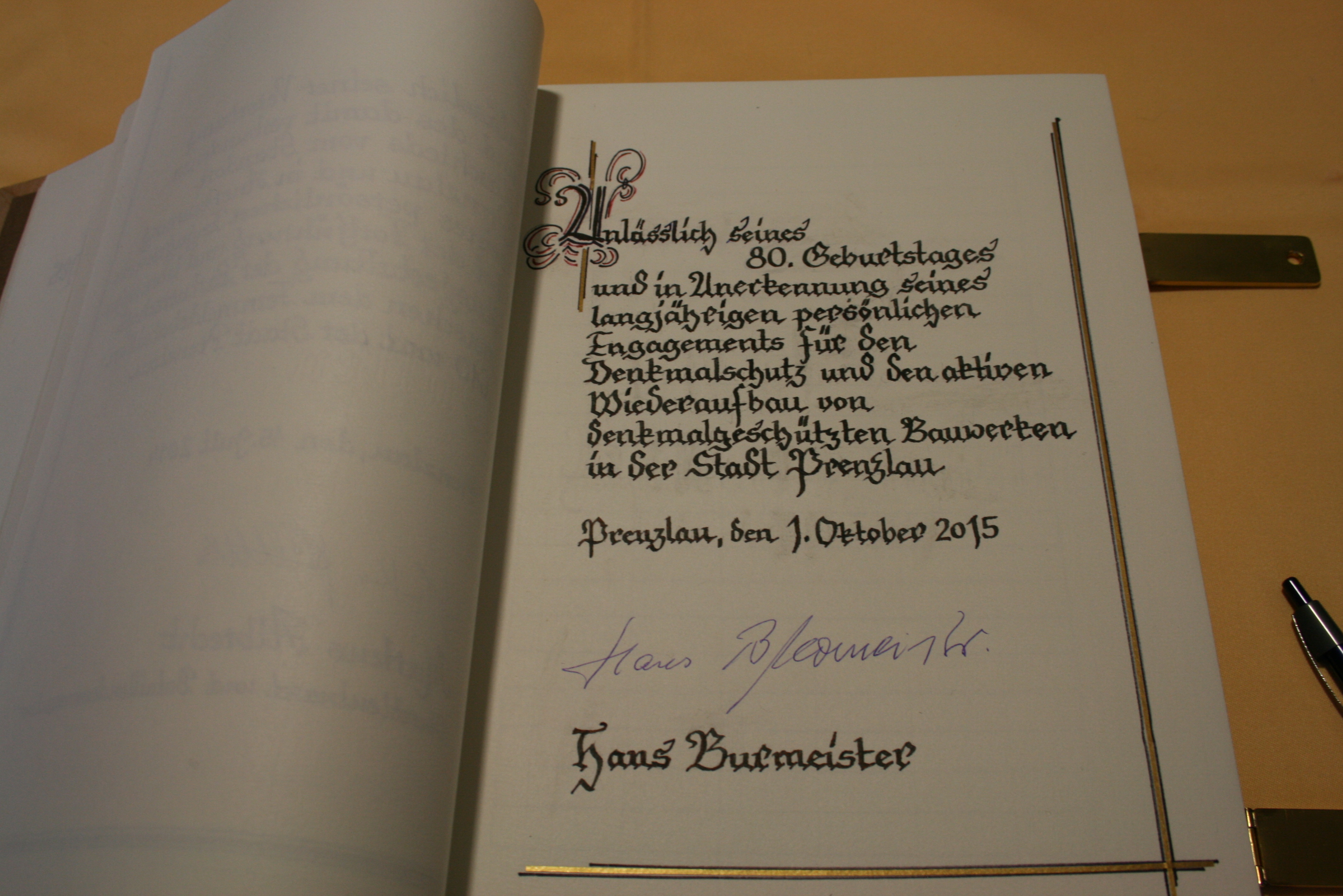 Die Seite im Goldenen Buch der Stadt Prenzlau für Hans Burmeister. (Foto: Anett Hilpert, Leiterin Büro Bürgermeister)