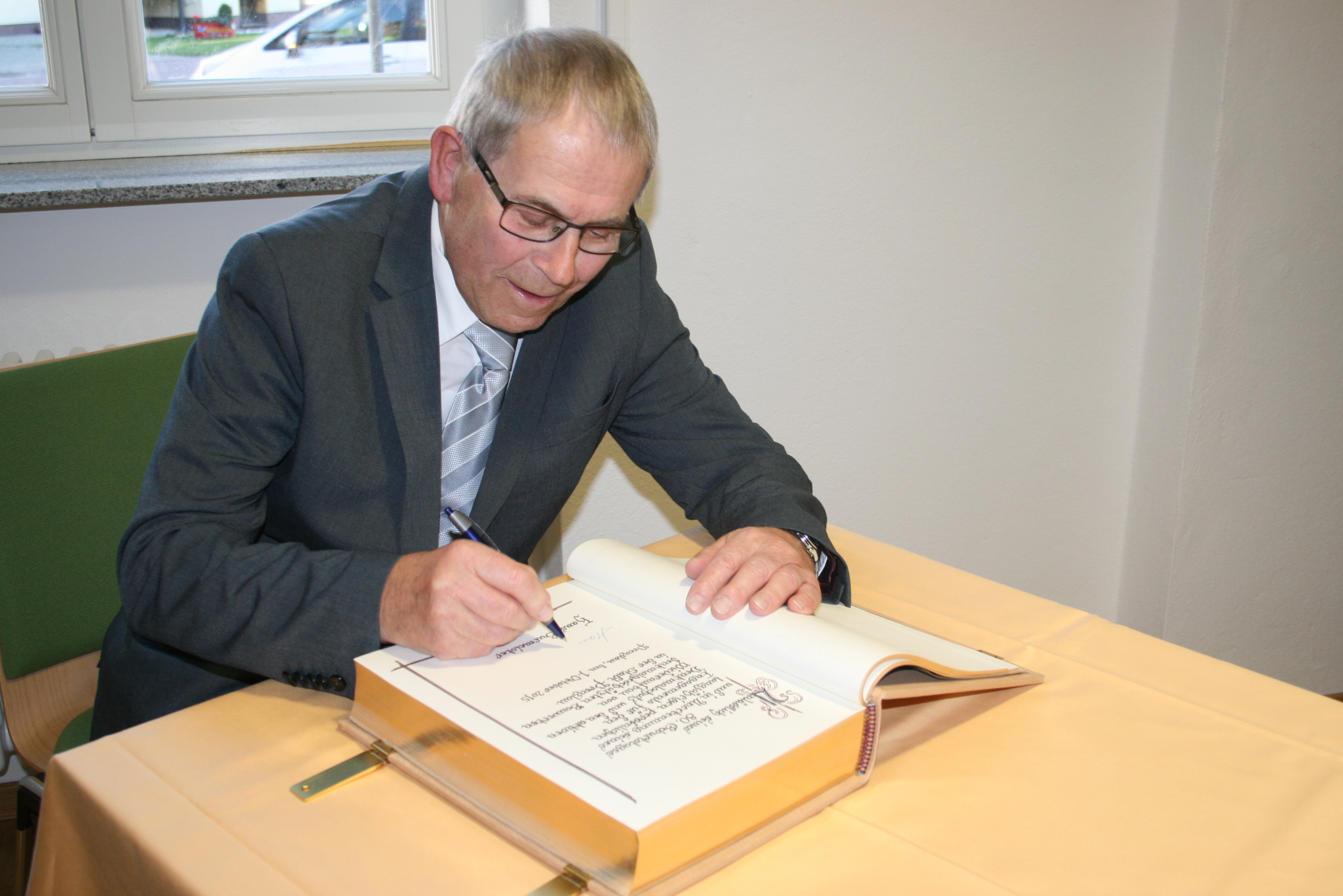 Hans Burmeister trägt sich am 01.10.2015 in das Goldene Buch der Stadt Prenzlau ein. (Foto: Anett Hilpert, Leiterin Büro Bürgermeister)