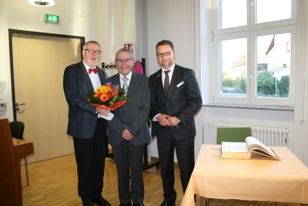 Thomas Richter (Vorsitzender der Stadtverordnetenversammlung), Hans Burmeister und Hendrik Sommer (Bürgermeister) nach der Eintragung ins Goldene Buch der Stadt Prenzlau. (v. l. n. r.) (Foto: Anett Hilpert, Leiterin Büro Bürgermeister)