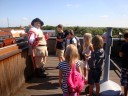 „Turmwächter Ulrich“ zeigt den Kindern vom Steintorturm aus Prenzlau „von oben“ und erzählt aus der Stadtgeschichte.