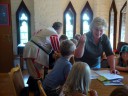 Renate Köhler mit den Kindern im Turmzimmer beim Wissensquiz.